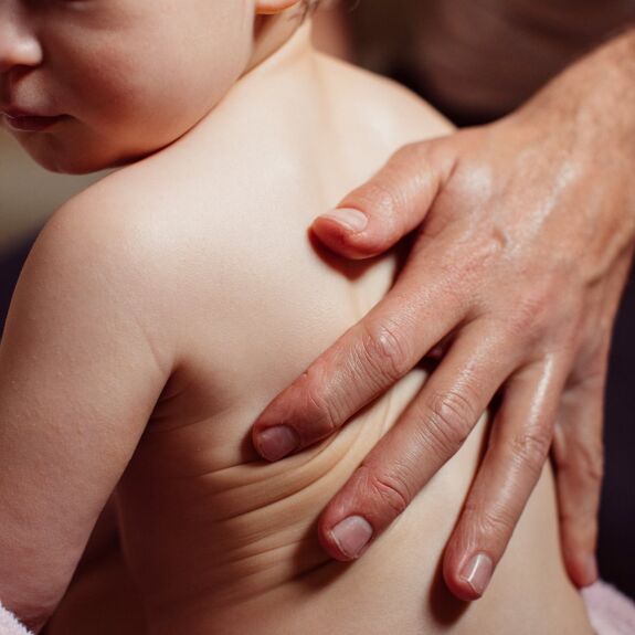 "Masse - moi" : huile de soin dès la naissance - Routinea